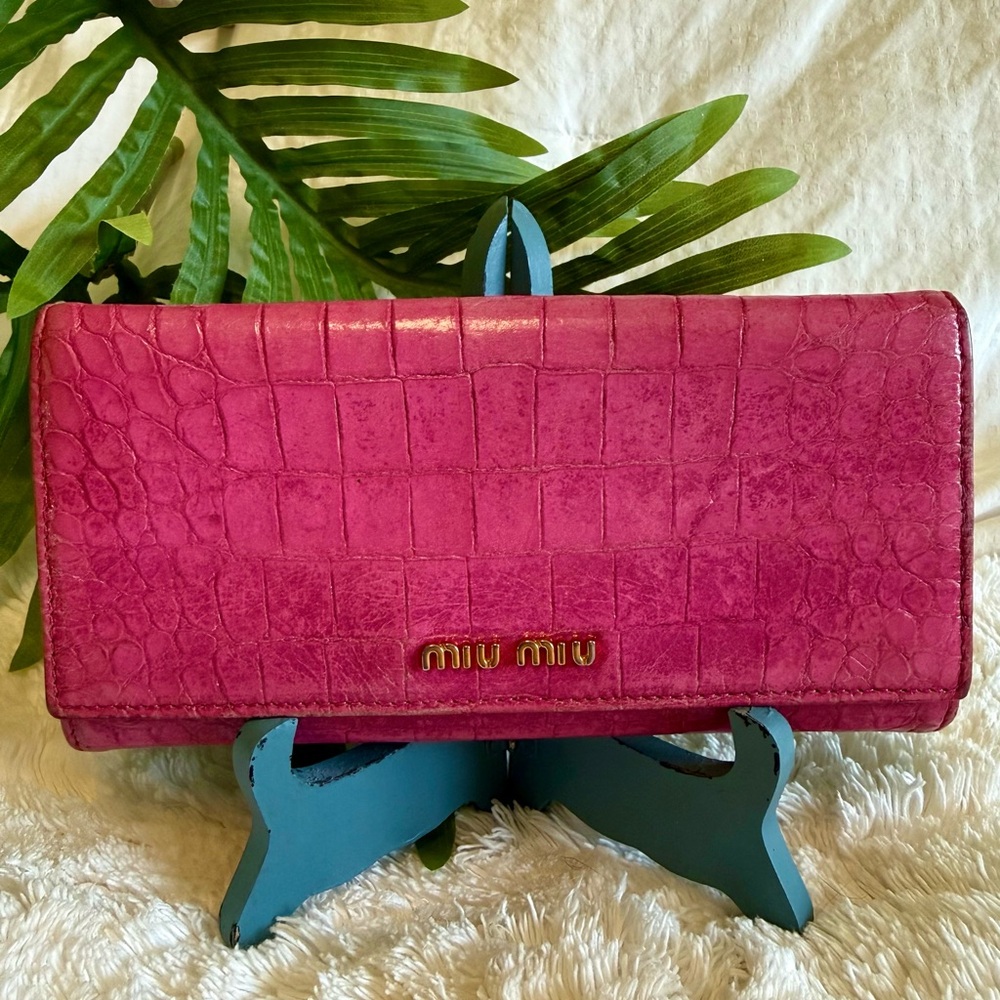 IN BOX! MIU MIU ๐ฉท Vibrant Pink Continental Italian Croc Leather Long Snap Wallet - Picture 4 of 14